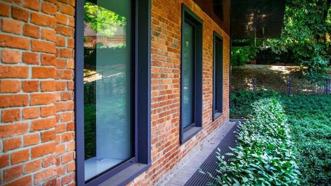 Jak zamontować drzwi i okna by w domu było cicho?