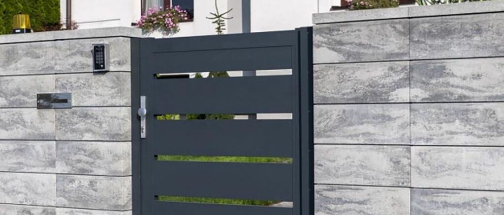 Szukasz solidnego, bardzo trwałego ogrodzenia na swoją posesję? Zależy Ci na tym, aby miało klasyczny charakter, a jednocześnie pasowało do nowoczesnej aranżacji? Znakomitym pomysłem będzie wybór ogrodzenia z bloczków betonowych gładkich. Dowiedz się, czym różnią się poszczególne bloczki i jak stworzyć z nich idealne ogrodzenie. Czym charakteryzują się ogrodzenia z bloczków betonowych gładkich? Osoby poszukujące trwałych, solidnych i estetycznych rozwiązań coraz częściej wybierają ogrodzenia z bloczków betonowych gładkich. Bloczki betonowe to elementy konstrukcyjne służące do budowy ogrodzeń i innych elementów małej architektury. Uniwersalna forma i szerokie możliwości łączenia sprawiają, że ich zastosowanie jest bardzo szerokie. Wykonanie z betonu decyduje natomiast o ich solidności, trwałości i odporności na uszkodzenia. Oferta tego typu elementów jest na rynku dość szeroka, co pozwala tworzyć różnorodne ogrodzenia betonowe. Producent może oferować bloczki w wielu rozmiarach, kształtach i kolorach. Jak dobrać właściwe elementy i stworzyć ogrodzenie, które spełni Twoje oczekiwania? Jakość ogrodzenia z betonowych bloczków Ogrodzenia z bloczków betonowych gładkich są stylowe, minimalistyczne i uniwersalne. Świetnie pasują zarówno do klasycznych, jak i do nowoczesnych aranżacji. Ogrodzenia z betonowych bloczków buduje się z myślą o wieloletnim użytkowaniu, warto zatem zwracać szczególną uwagę na ich jakość – elementy służące do ich budowy powinny być wykonane z wysokiej klasy betonu, aby płot zachował stabilność i walory wizualne przez kilkadziesiąt kolejnych lat. Co więcej, wymiary bloczków powinny być zgodne z normami i mieścić się w ramach dopuszczalnych odchyłów. Ułatwia to i znacznie przyspiesza proces budowy ogrodzenia oraz przekłada się na estetykę całej konstrukcji.  Różne modele bloczków betonowych – wybierz ten właściwy Budowa ogrodzenia z bloczków betonowych gładkich stwarza obecnie bardzo szerokie możliwości w zakresie estetyki. Na rynku dostępne są elementy różniące się zarówno wymiarami, jak i kolorystyką. Można budować ogrodzenia z betonowych bloczków jednokolorowych lub też postawić na wielobarwne wzory imitujące szlachetny kamień. Elementy do budowy ogrodzeń są dostępne przede wszystkim w klasycznych kolorach, takich jak szarość, grafit, beż czy odcienie brązów. Chłodne odcienie będą pasować do minimalistycznych, nowoczesnych aranżacji, a ciepłe mogą idealnie uzupełnić posesję utrzymaną bardziej klasycznym, rustykalnym stylu.  Odpowiednio dobrane elementy dodadzą aranżacji elegancji i stylu. Pamiętaj również o dodatkach, takich jak daszki betonowe, które pomogą stworzyć spójną całość.   Nietuzinkowe połączenia Warto mieć na uwadze, że przy budowie ogrodzenia z bloczków betonowych gładkich możliwy jest dowolny dobór elementów. Wcale nie musisz się ograniczać do bloczków w jednym rozmiarze czy kolorze. Jest to budulec, który pozwala tworzyć rozmaite kombinacje elementów, a tym samym osiągać oryginalne rezultaty. Jeśli zależy Ci na niepowtarzalnym ogrodzeniu, wykorzystanie kilku typów bloczków betonowych może być najlepszym rozwiązaniem. „Bazę” z bloczków można też uzupełnić o dowolne przęsła, tworząc tym samym jeszcze więcej ciekawych kompozycji. Koszt ogrodzenia z bloczków betonowych Koszt ogrodzenia z bloczków betonowych zależy w znacznej mierze od rodzaju elementów wykorzystanych do jego konstrukcji. Bloczki jednokolorowe i o mniejszych wymiarach z reguły są tańsze. Więcej trzeba zapłacić za unikalne i designerskie rozwiązania. Z całą pewności nie warto jednak oszczędzać na jakości. Najlepiej zatem postawić na ogrodzenie betonowe od renomowanego producenta. Należy również mieć na uwadze, że koszt ogrodzenia z bloczków betonowych ponosi się raz na kilkadziesiąt lat. Dlatego zwykle nie warto iść na kompromis.