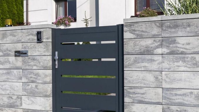 Szukasz solidnego, bardzo trwałego ogrodzenia na swoją posesję? Zależy Ci na tym, aby miało klasyczny charakter, a jednocześnie pasowało do nowoczesnej aranżacji? Znakomitym pomysłem będzie wybór ogrodzenia z bloczków betonowych gładkich. Dowiedz się, czym różnią się poszczególne bloczki i jak stworzyć z nich idealne ogrodzenie. Czym charakteryzują się ogrodzenia z bloczków betonowych gładkich? Osoby poszukujące trwałych, solidnych i estetycznych rozwiązań coraz częściej wybierają ogrodzenia z bloczków betonowych gładkich. Bloczki betonowe to elementy konstrukcyjne służące do budowy ogrodzeń i innych elementów małej architektury. Uniwersalna forma i szerokie możliwości łączenia sprawiają, że ich zastosowanie jest bardzo szerokie. Wykonanie z betonu decyduje natomiast o ich solidności, trwałości i odporności na uszkodzenia. Oferta tego typu elementów jest na rynku dość szeroka, co pozwala tworzyć różnorodne ogrodzenia betonowe. Producent może oferować bloczki w wielu rozmiarach, kształtach i kolorach. Jak dobrać właściwe elementy i stworzyć ogrodzenie, które spełni Twoje oczekiwania? Jakość ogrodzenia z betonowych bloczków Ogrodzenia z bloczków betonowych gładkich są stylowe, minimalistyczne i uniwersalne. Świetnie pasują zarówno do klasycznych, jak i do nowoczesnych aranżacji. Ogrodzenia z betonowych bloczków buduje się z myślą o wieloletnim użytkowaniu, warto zatem zwracać szczególną uwagę na ich jakość – elementy służące do ich budowy powinny być wykonane z wysokiej klasy betonu, aby płot zachował stabilność i walory wizualne przez kilkadziesiąt kolejnych lat. Co więcej, wymiary bloczków powinny być zgodne z normami i mieścić się w ramach dopuszczalnych odchyłów. Ułatwia to i znacznie przyspiesza proces budowy ogrodzenia oraz przekłada się na estetykę całej konstrukcji.  Różne modele bloczków betonowych – wybierz ten właściwy Budowa ogrodzenia z bloczków betonowych gładkich stwarza obecnie bardzo szerokie możliwości w zakresie estetyki. Na rynku dostępne są elementy różniące się zarówno wymiarami, jak i kolorystyką. Można budować ogrodzenia z betonowych bloczków jednokolorowych lub też postawić na wielobarwne wzory imitujące szlachetny kamień. Elementy do budowy ogrodzeń są dostępne przede wszystkim w klasycznych kolorach, takich jak szarość, grafit, beż czy odcienie brązów. Chłodne odcienie będą pasować do minimalistycznych, nowoczesnych aranżacji, a ciepłe mogą idealnie uzupełnić posesję utrzymaną bardziej klasycznym, rustykalnym stylu.  Odpowiednio dobrane elementy dodadzą aranżacji elegancji i stylu. Pamiętaj również o dodatkach, takich jak daszki betonowe, które pomogą stworzyć spójną całość.   Nietuzinkowe połączenia Warto mieć na uwadze, że przy budowie ogrodzenia z bloczków betonowych gładkich możliwy jest dowolny dobór elementów. Wcale nie musisz się ograniczać do bloczków w jednym rozmiarze czy kolorze. Jest to budulec, który pozwala tworzyć rozmaite kombinacje elementów, a tym samym osiągać oryginalne rezultaty. Jeśli zależy Ci na niepowtarzalnym ogrodzeniu, wykorzystanie kilku typów bloczków betonowych może być najlepszym rozwiązaniem. „Bazę” z bloczków można też uzupełnić o dowolne przęsła, tworząc tym samym jeszcze więcej ciekawych kompozycji. Koszt ogrodzenia z bloczków betonowych Koszt ogrodzenia z bloczków betonowych zależy w znacznej mierze od rodzaju elementów wykorzystanych do jego konstrukcji. Bloczki jednokolorowe i o mniejszych wymiarach z reguły są tańsze. Więcej trzeba zapłacić za unikalne i designerskie rozwiązania. Z całą pewności nie warto jednak oszczędzać na jakości. Najlepiej zatem postawić na ogrodzenie betonowe od renomowanego producenta. Należy również mieć na uwadze, że koszt ogrodzenia z bloczków betonowych ponosi się raz na kilkadziesiąt lat. Dlatego zwykle nie warto iść na kompromis.